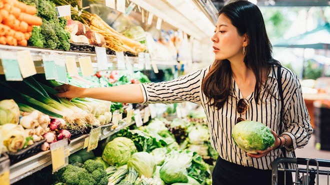 woman_looking_at_the_quality_of_food_supermarket_satisfaction